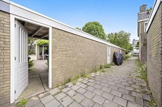 Renovated family home with 5 bedrooms and garage - Image 9