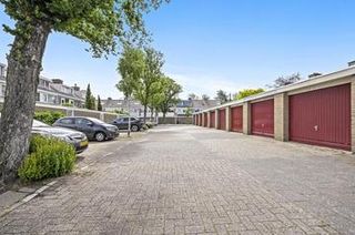 Renovated family home with 5 bedrooms and garage - Image 10