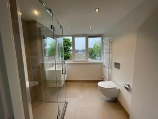 Renovated family home with 5 bedrooms and garage - Image 6