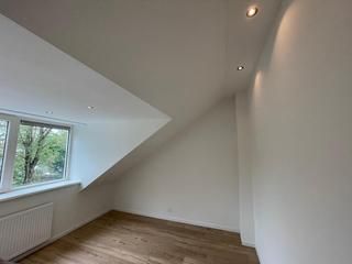 Renovated family home with 5 bedrooms and garage - Image 7