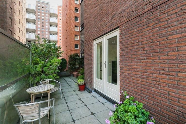 95 m² with canal-side terrace - Image 8