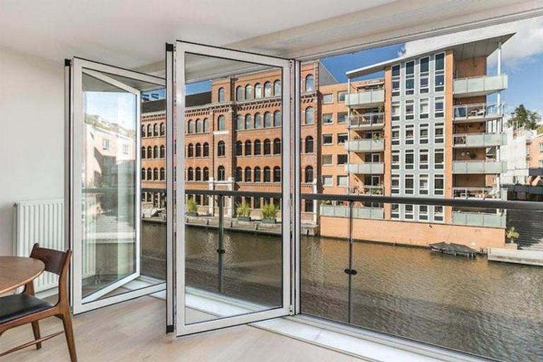 95 m² with canal-side terrace - Image 2
