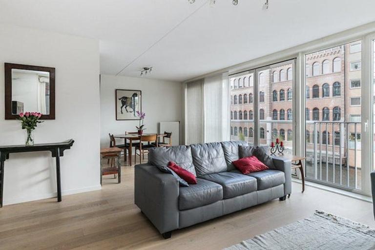 95 m² with canal-side terrace - Image 4