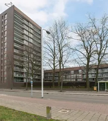 107 m² Apartment with West-Facing Balcony