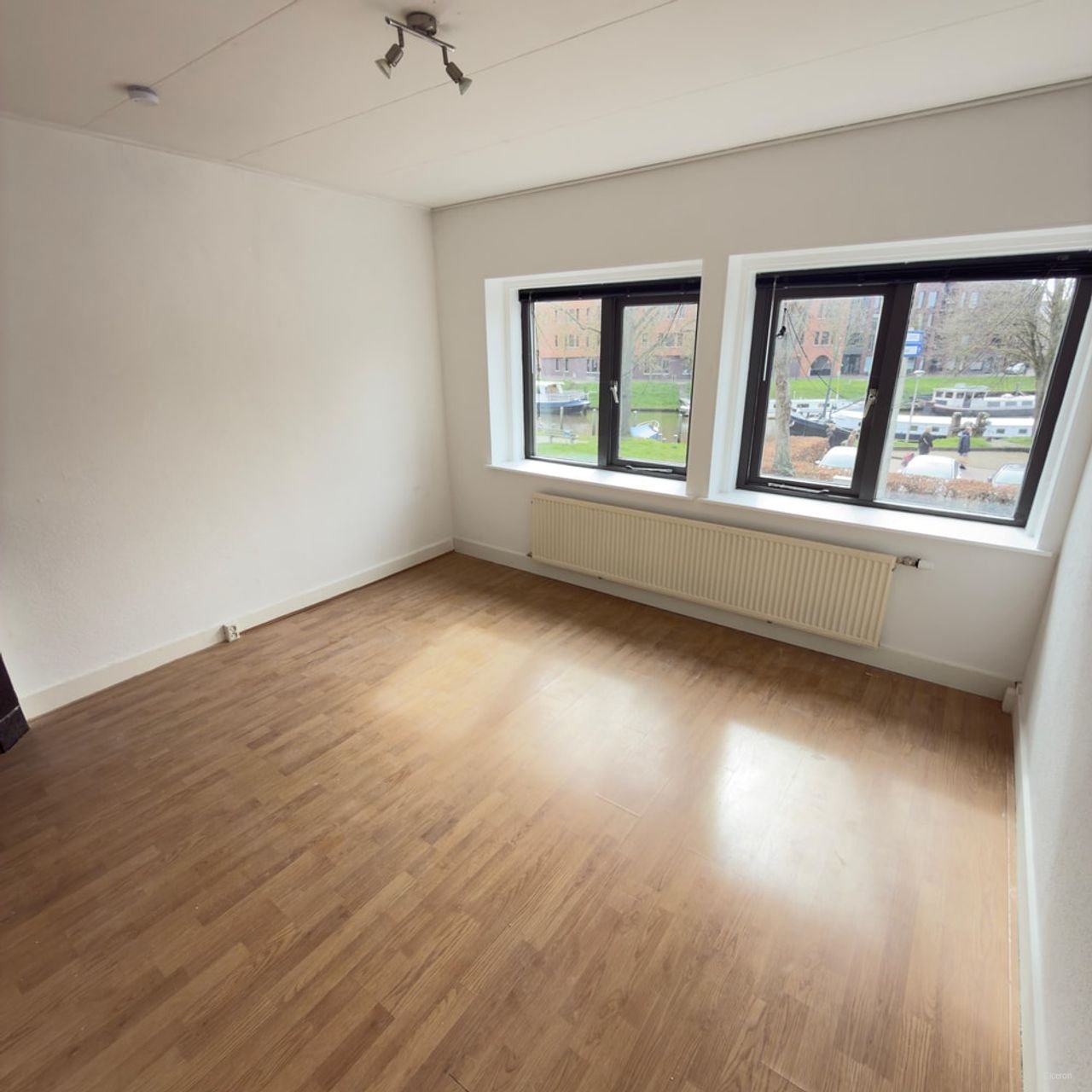 Kamer met aparte slaapkamer aan de stadsgracht in Zwolle - Afbeelding 4