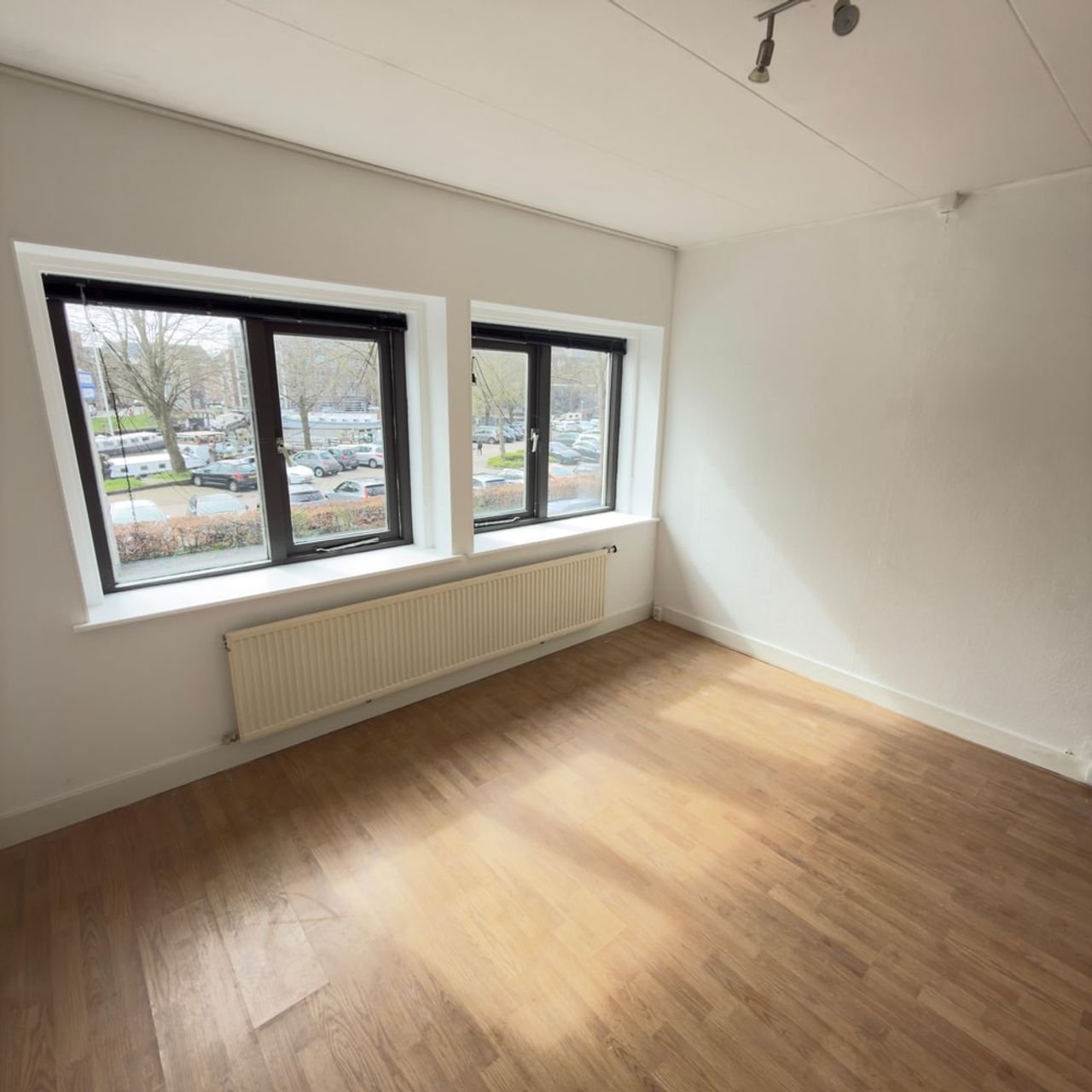 Kamer met aparte slaapkamer aan de stadsgracht in Zwolle - Afbeelding 2