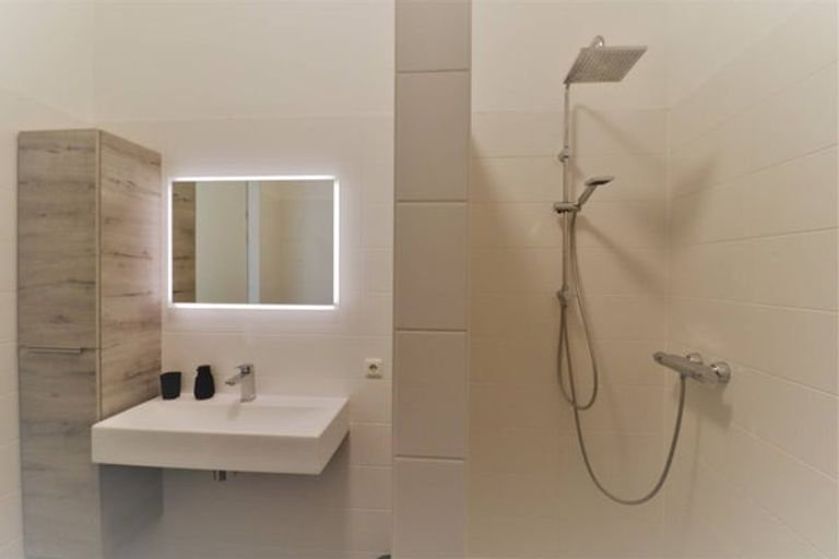 Licht gemeubileerd appartement met dakterras en parking - Afbeelding 11