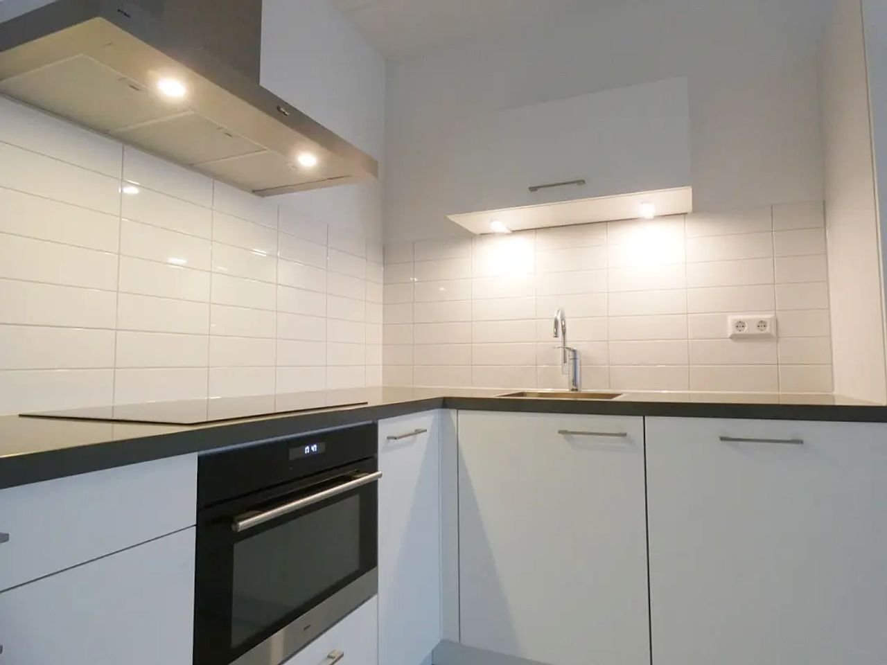 80 m² appartement met balkon op 9e etage - Afbeelding 2