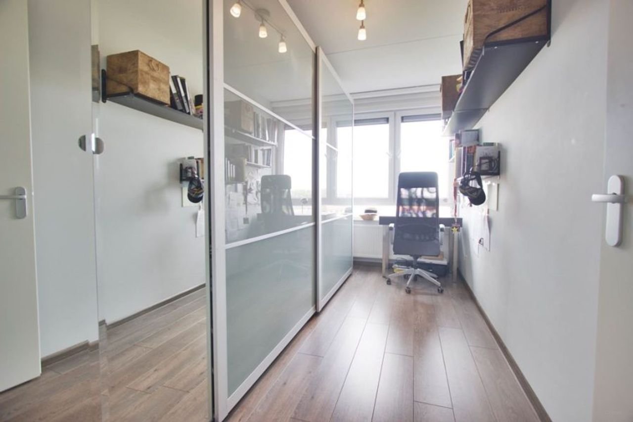 3-kamerappartement met terras in Geuzenveld - Afbeelding 1