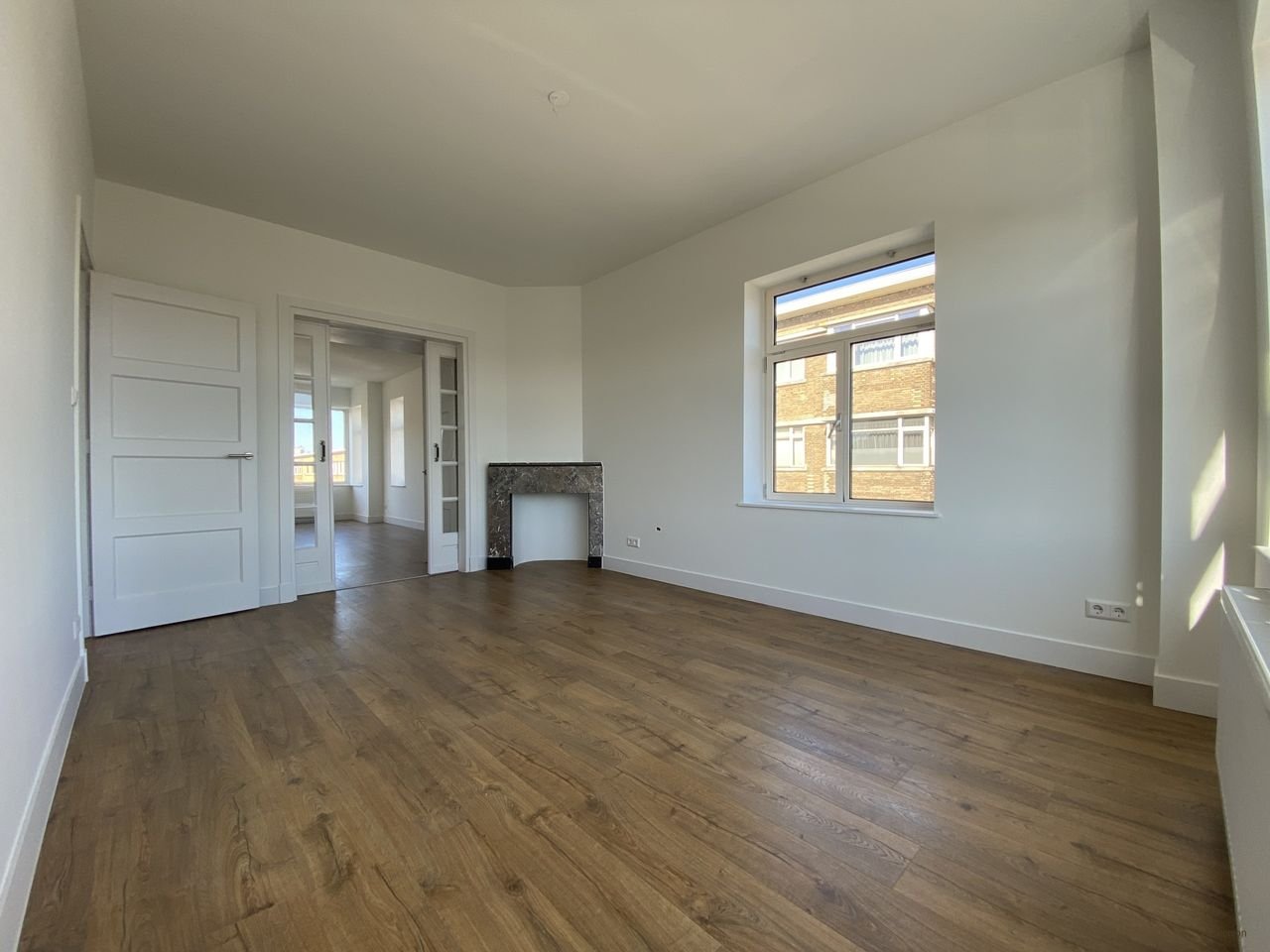 Bright 4-room apartment with balcony - Image 3