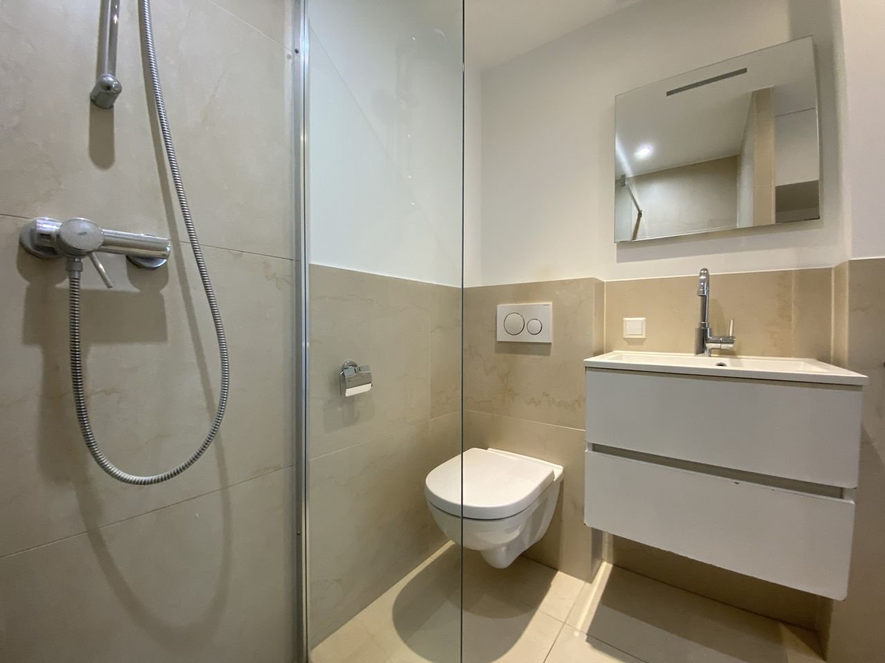 Bright 4-room apartment with balcony - Image 9