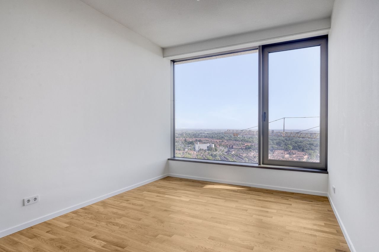 Three-Bedroom Apartment on 21st Floor in Amsterdam - Image 6