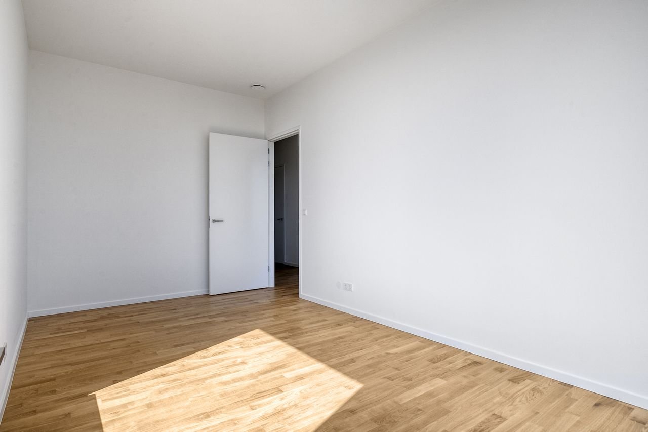 Three-Bedroom Apartment on 21st Floor in Amsterdam - Image 9