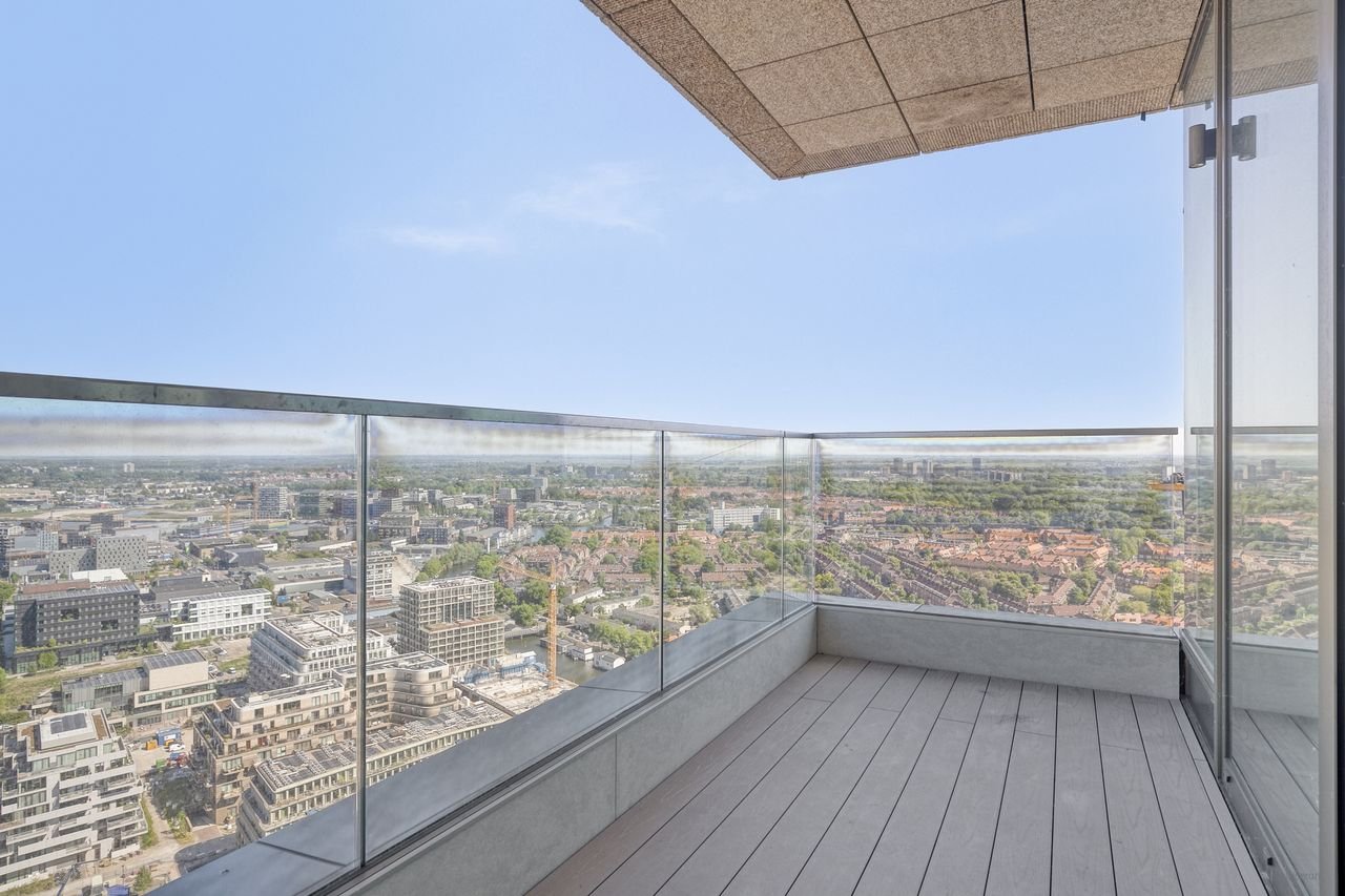 Three-Bedroom Apartment on 21st Floor in Amsterdam - Image 2