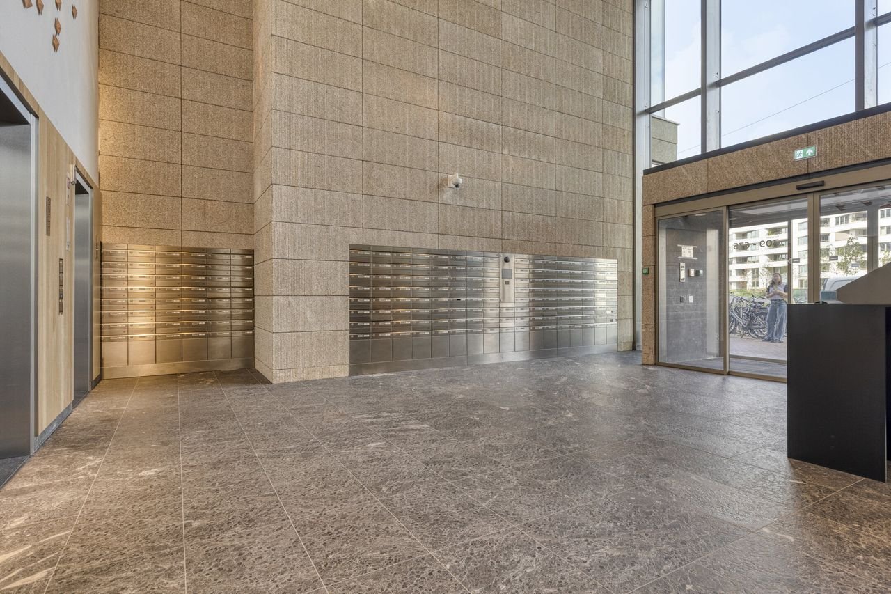 Three-Bedroom Apartment on 21st Floor in Amsterdam - Image 13