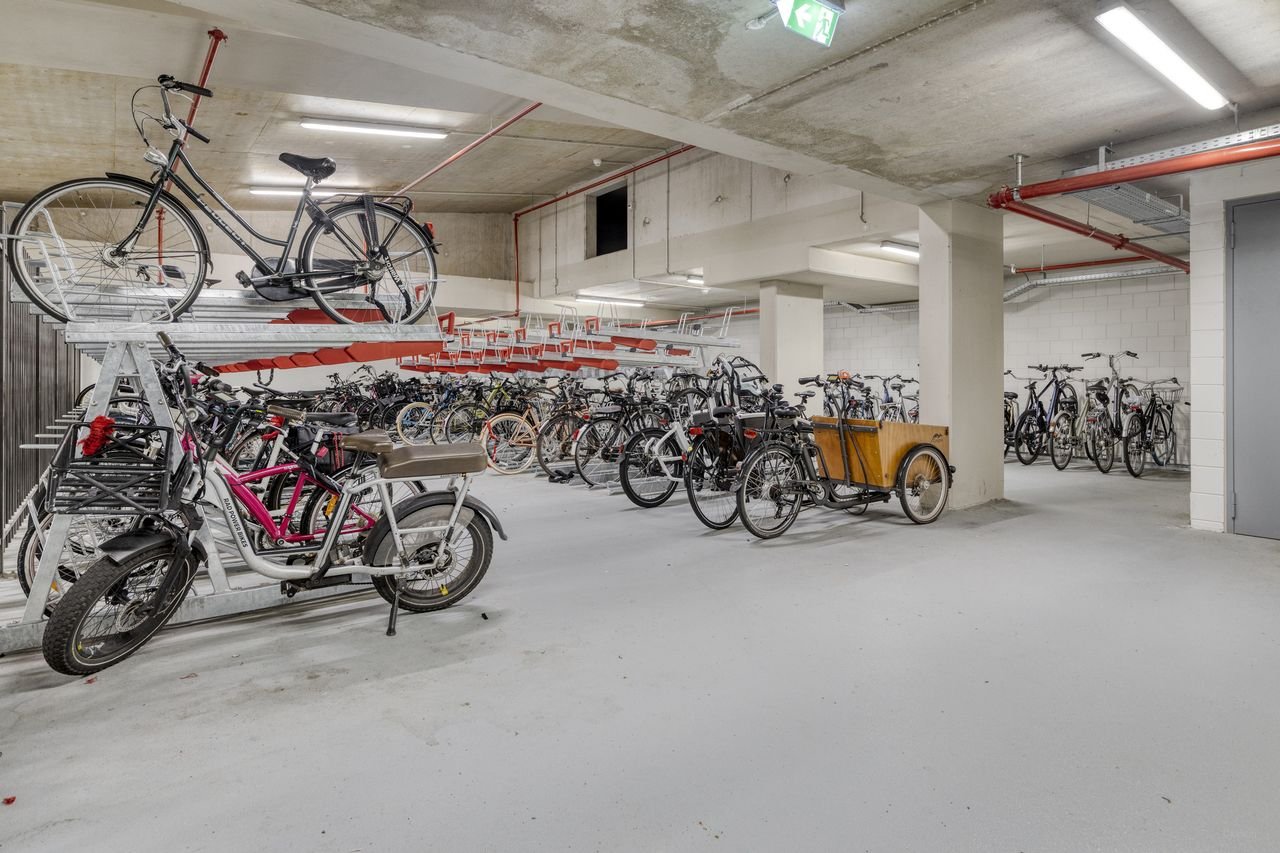 Three-Bedroom Apartment on 21st Floor in Amsterdam - Image 14