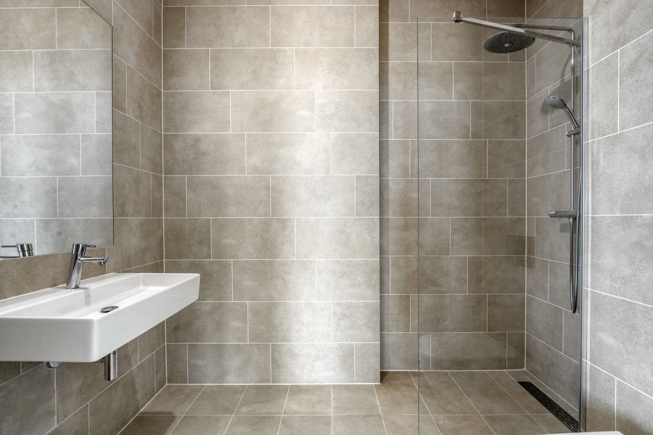 Three-Bedroom Apartment on 21st Floor in Amsterdam - Image 10