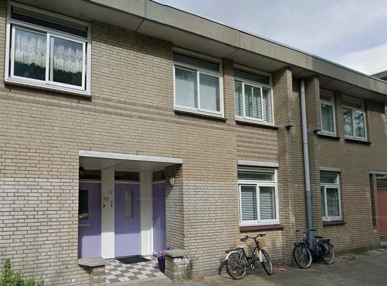 5-room house with 4 bedrooms in Laak - Image 2