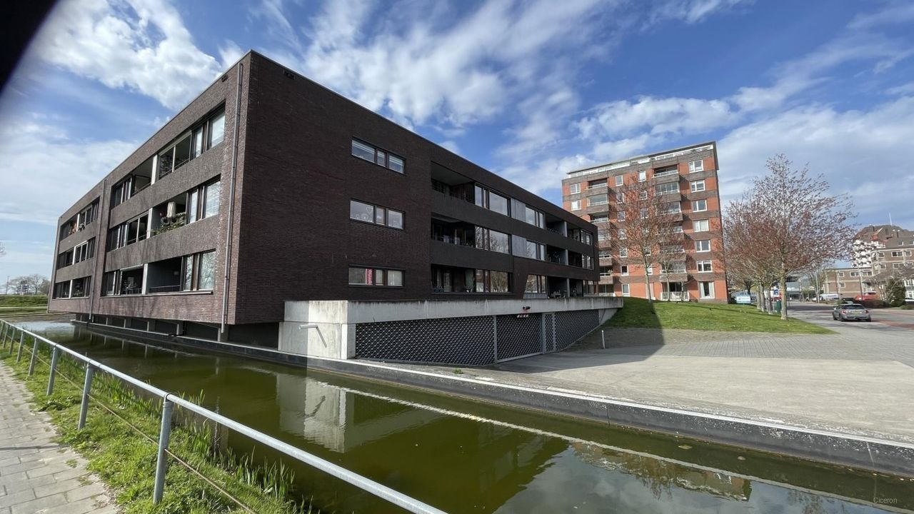 3-room apartment with balcony and parking space - Image 2