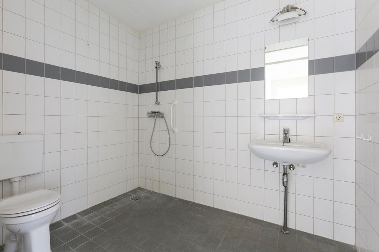 3-room apartment with balcony and parking space - Image 6