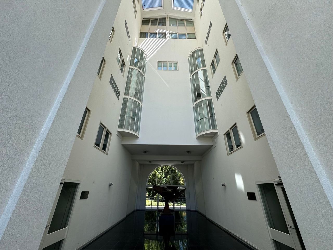 Furnished 2-bedroom apartment with 2 balconies - Image 5