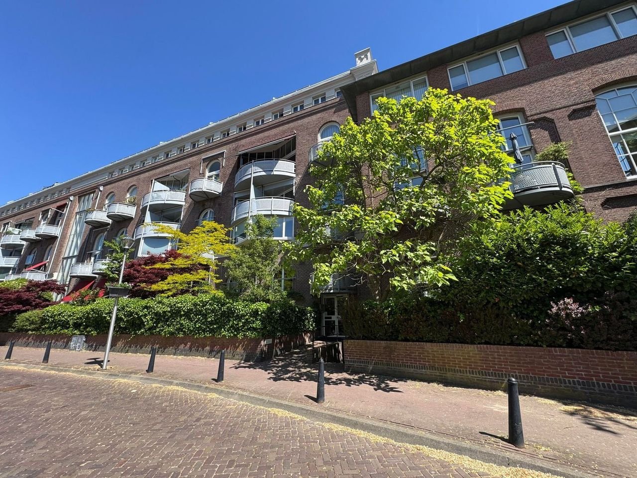 Furnished 2-bedroom apartment with 2 balconies - Image 2