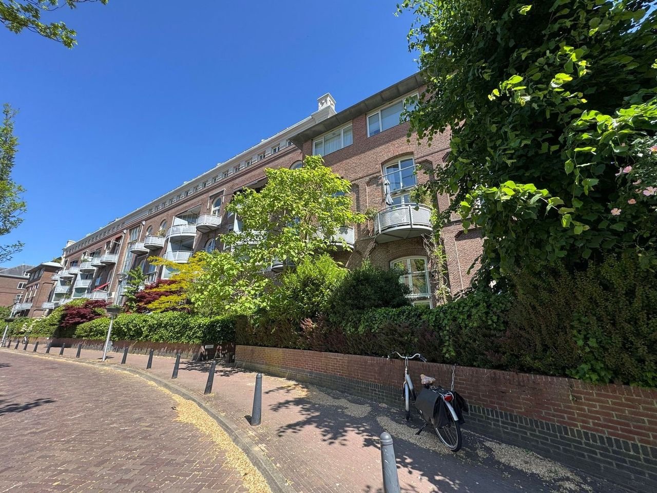 Furnished 2-bedroom apartment with 2 balconies - Image 1