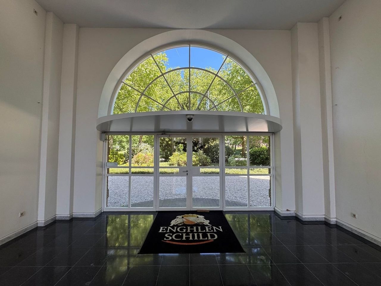 Furnished 2-bedroom apartment with 2 balconies - Image 7