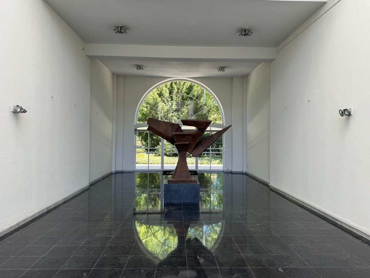 Furnished 2-bedroom apartment with 2 balconies - Image 6