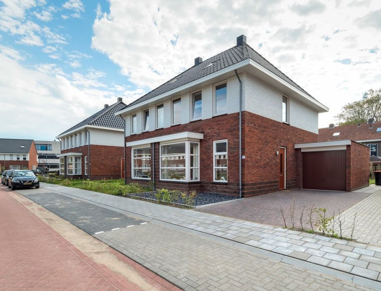 Semi-detached rental with garden and garage - Image 1