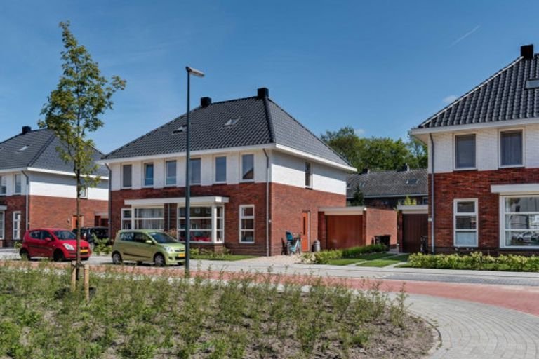 Semi-detached rental with garden and garage - Image 3