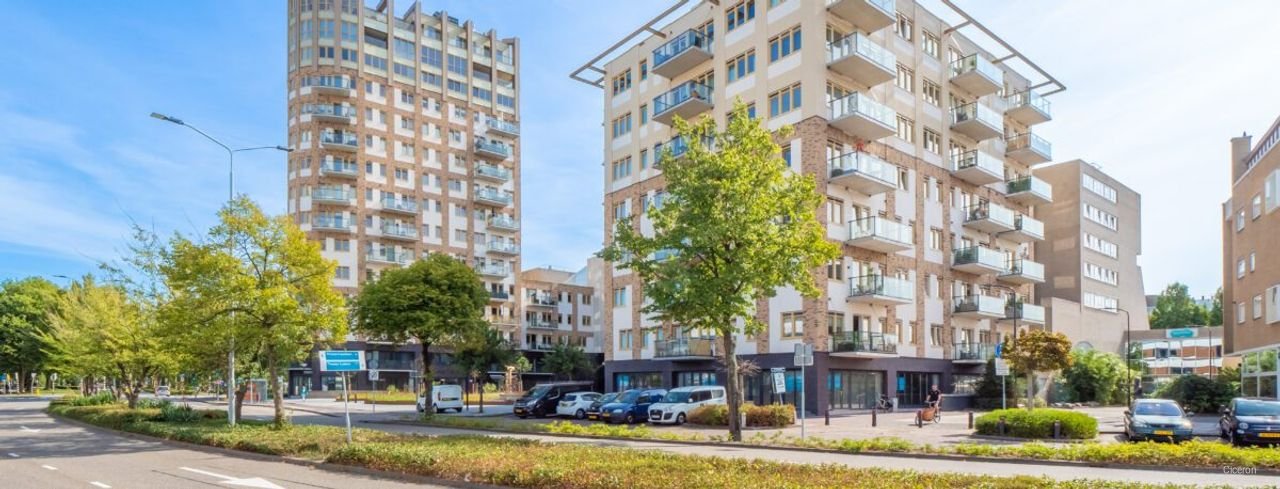 1-bedroom apartment with balcony and parking space - Image 3