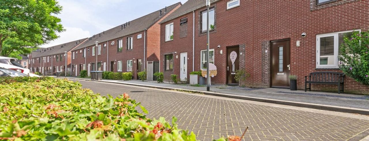 Energy-efficient family home with 4 bedrooms in Zutphen - Image 1