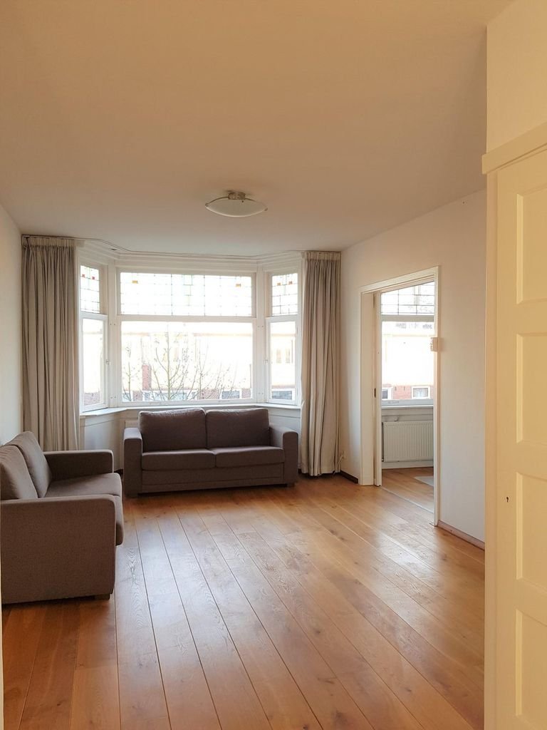 West-facing balcony and walk-in closet in Rijnbuurt - Image 3