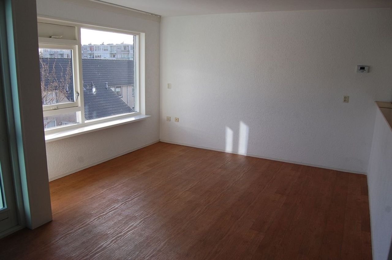 2-bedroom apartment with sunny balcony - Image 2