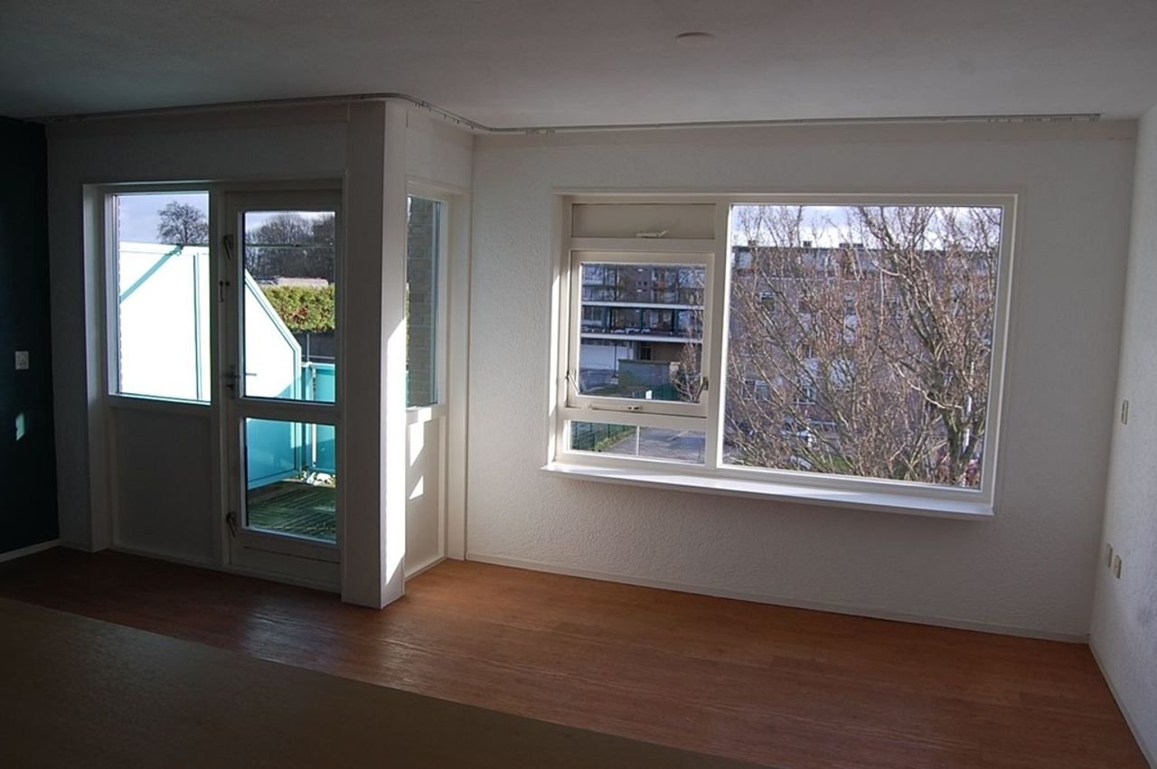 2-bedroom apartment with sunny balcony - Image 4