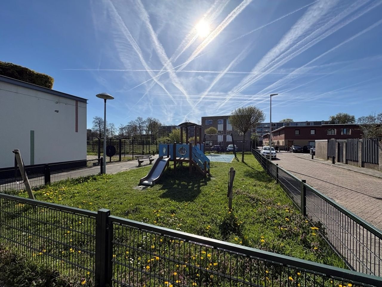 2-bedroom apartment with sunny balcony - Image 19