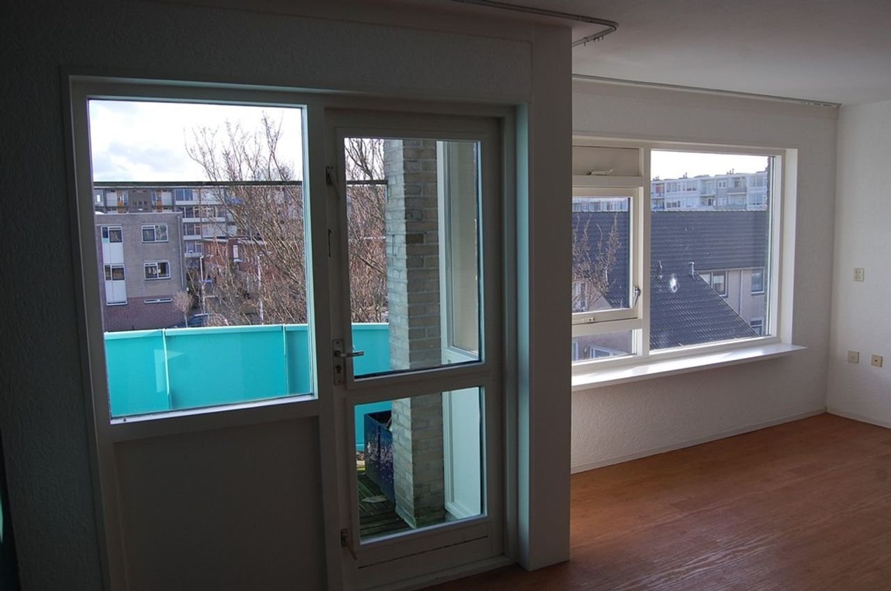 2-bedroom apartment with sunny balcony - Image 5