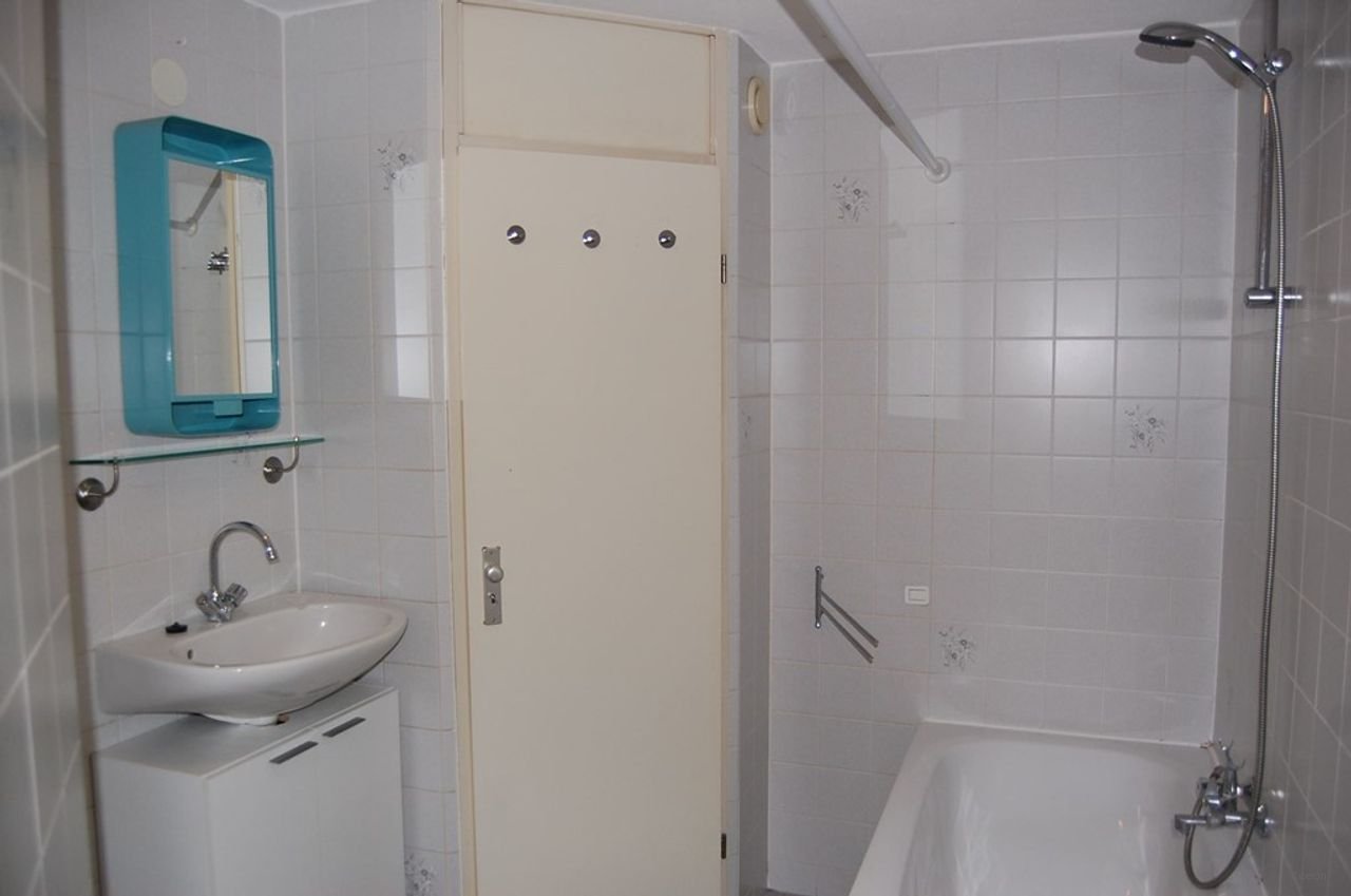 2-bedroom apartment with sunny balcony - Image 15