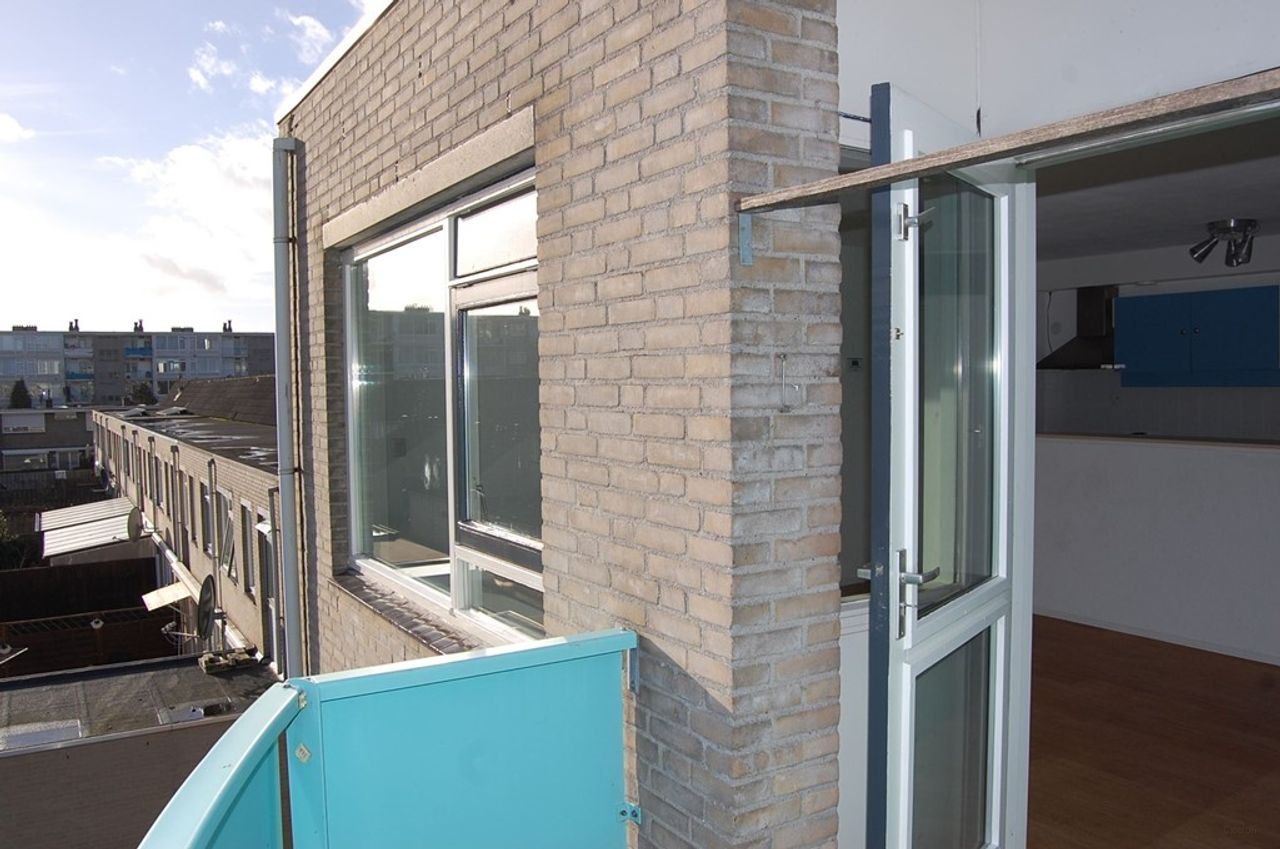 2-bedroom apartment with sunny balcony - Image 8