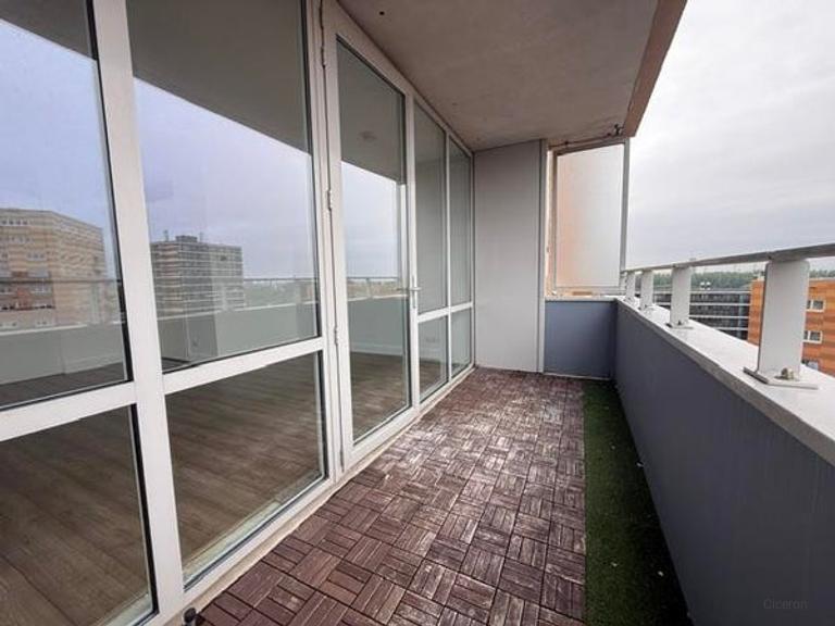 A+ apartment on the 11th floor in Noord - Image 13