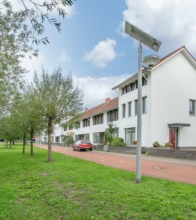 131 m2 family home with parking space - Image 1