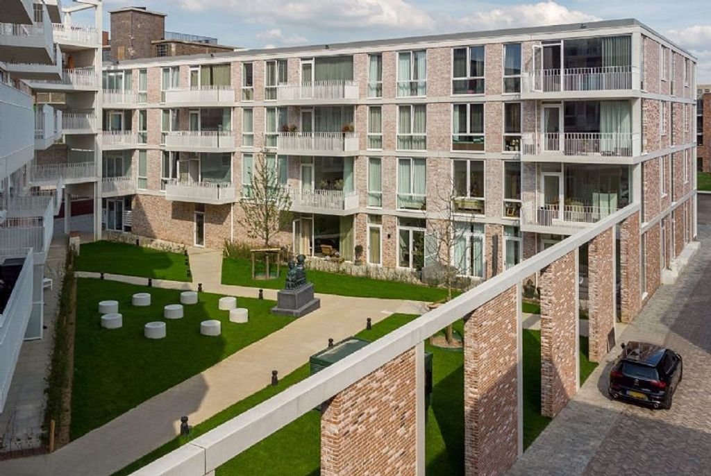 Apartment with parking near the city center - Image 1