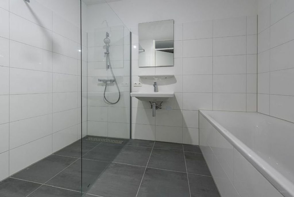 Apartment with parking near the city center - Image 3