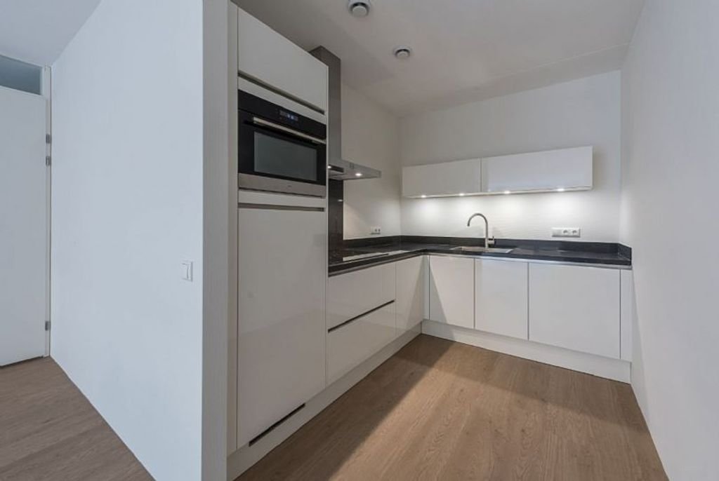 Apartment with parking near the city center - Image 2