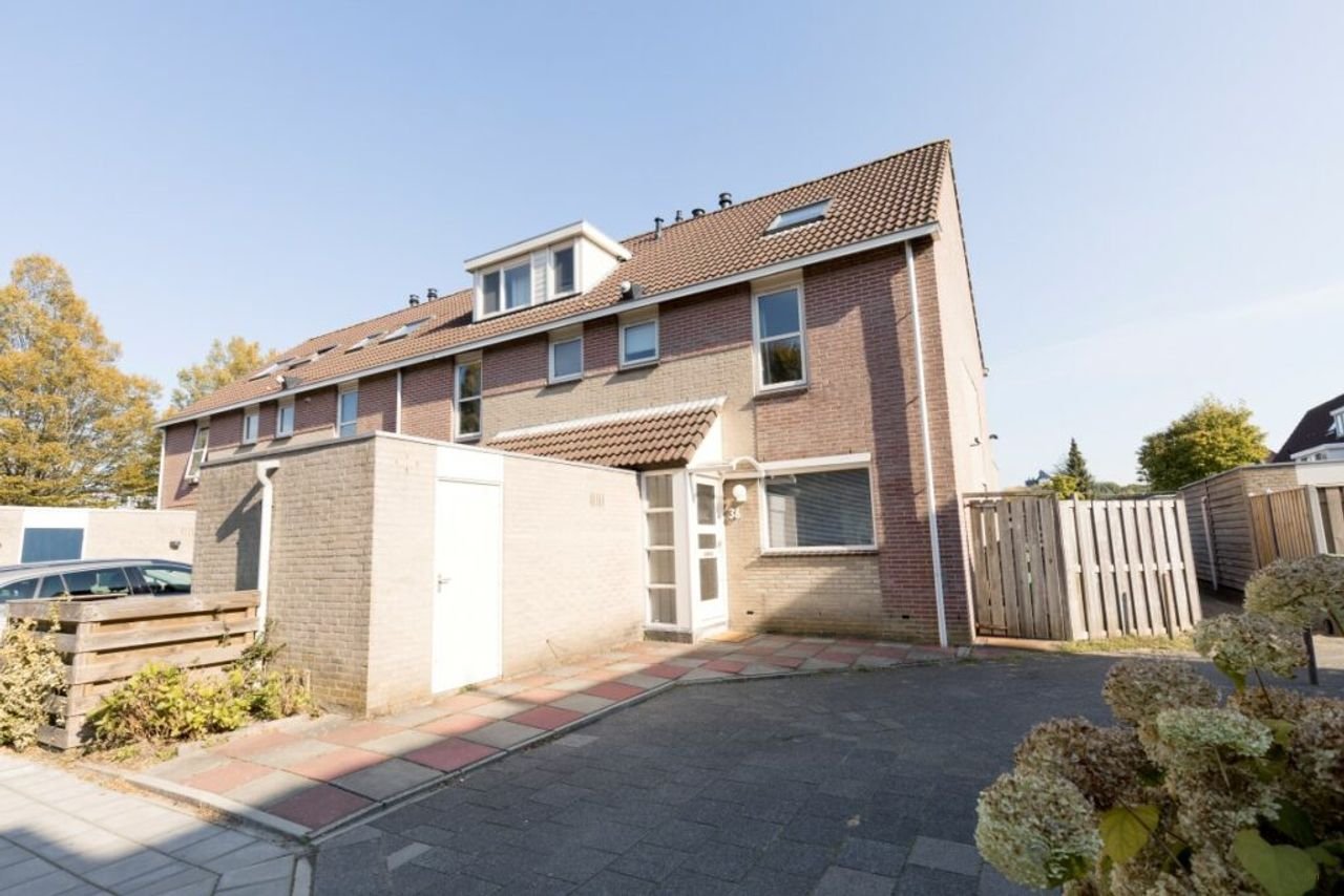 Hoekwoning met zonnige tuin in Middenhoven - Afbeelding 1
