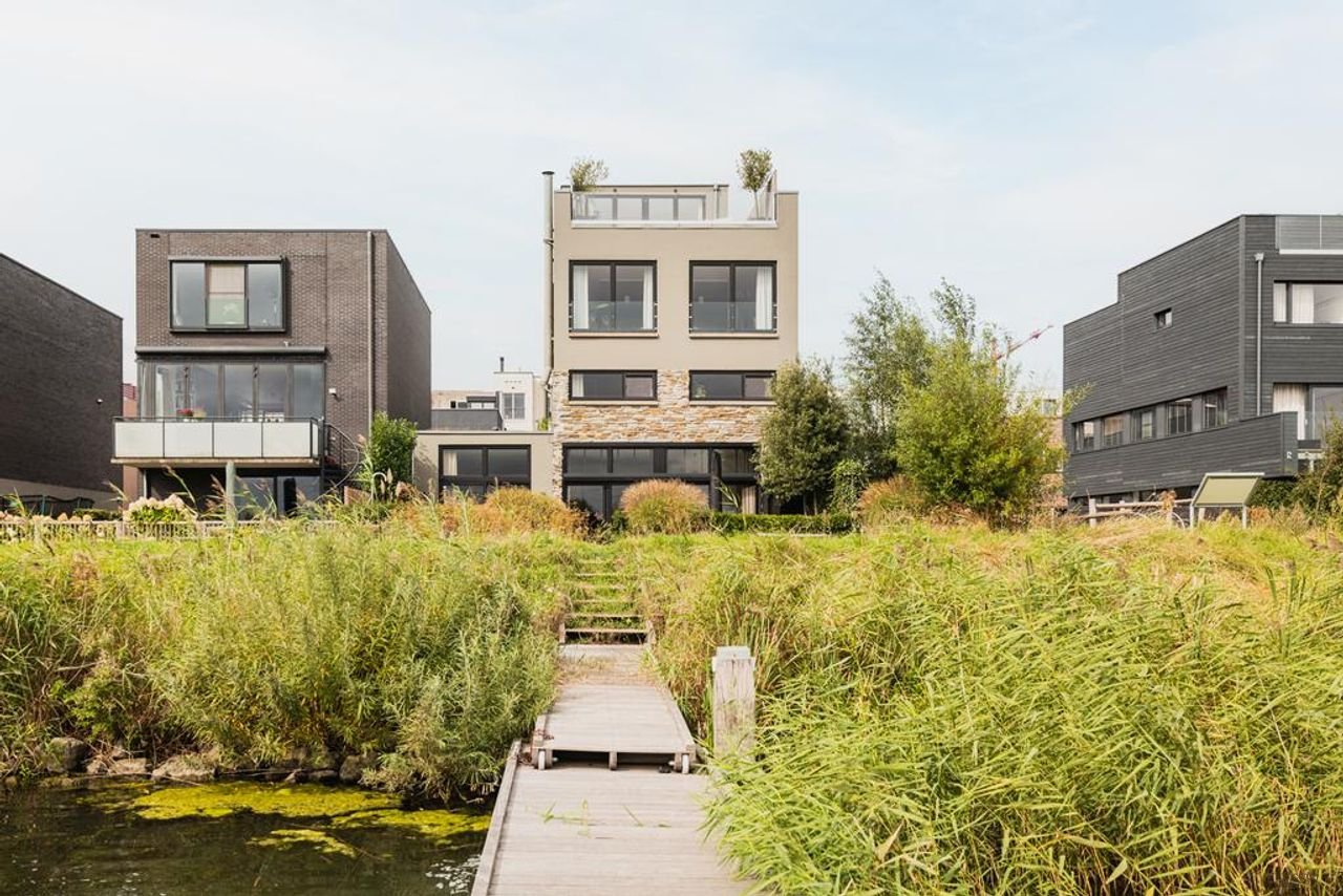 Vrijstaande villa aan het water in IJburg - Afbeelding 1