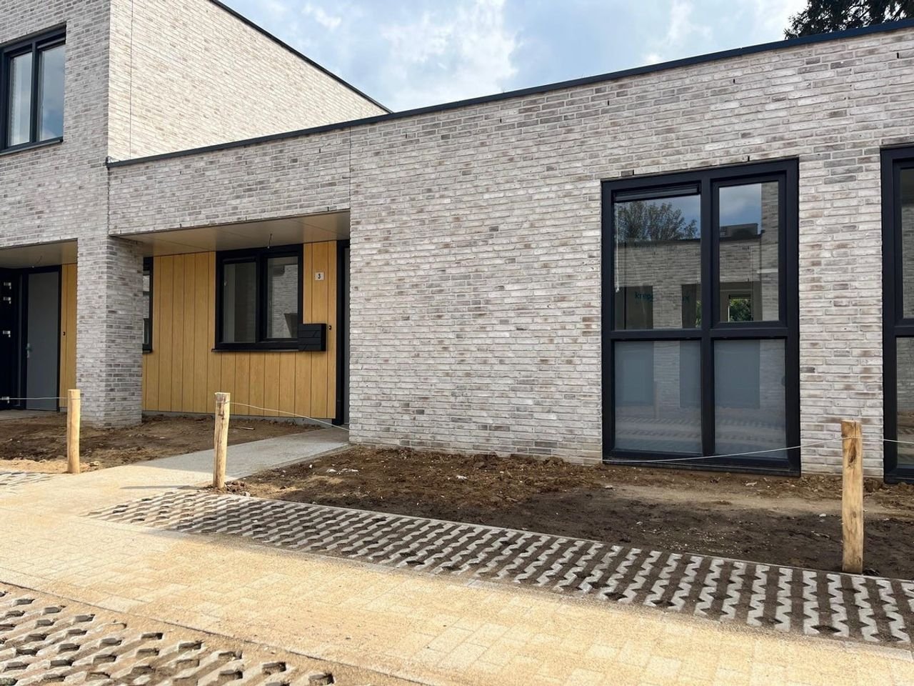 Energy-efficient rental home with garden - Image 3