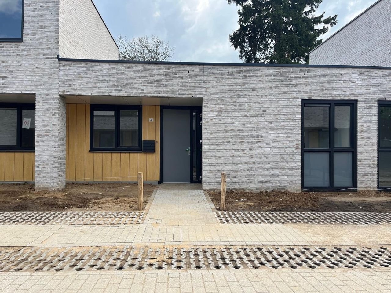 Energy-efficient rental home with garden - Image 2