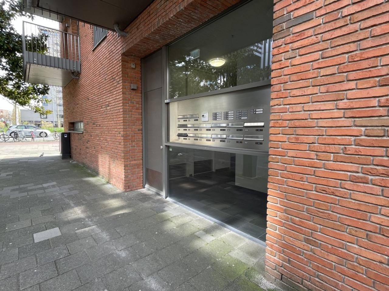 2-kamerappartement met terras in Weesperzijde - Afbeelding 3